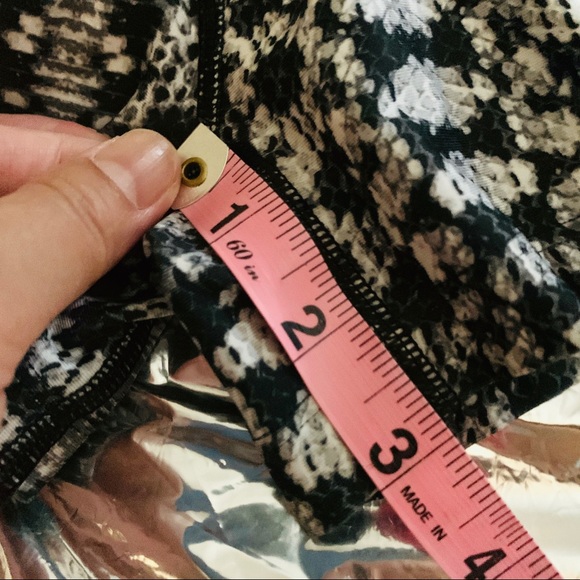 Under Armour Women’s large shorts 3” BnW snakeskin - Picture 4 of 4